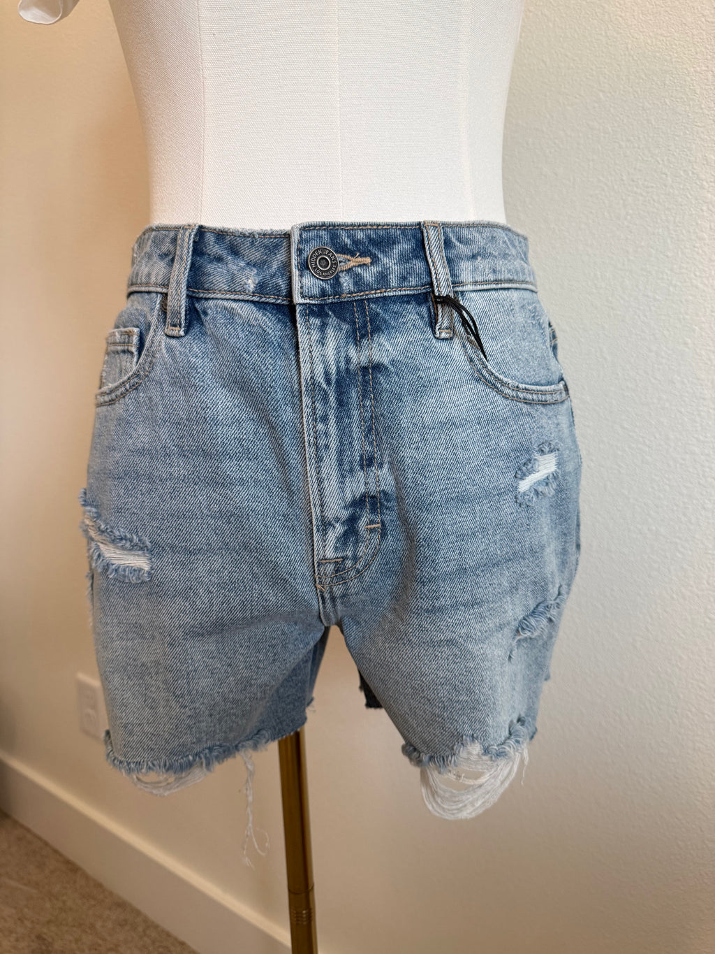 4" DISTRESSED SHORTS - THE MNRCH
