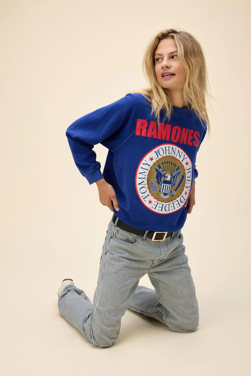 DAYDREAMER - RAMONES GOLD SEAL REVERSE RAGLAN SWEATSHIRT - THE MNRCH